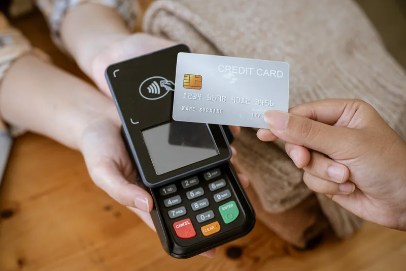 Paying by tap for an airport ride